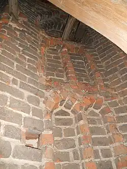 Średniowieczna ściana szczytowa ukryta pod obecną więźbą dachową