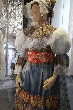 Świąteczny strój kobiecy {Starý Tekov).