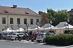 Zrewitalizowany dawny parking. Zegary takie jak na dawnym dworcu autobusowym, obecnie pokazujące czas w miastach partnerskich Krakowa.