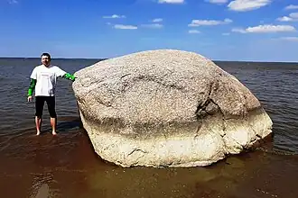 Porównanie wysokości głazu i osoby dorosłej