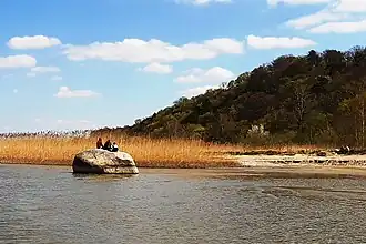 Częsty widok – osoby przesiadujące na kamieniu