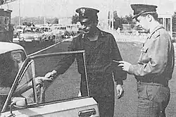 Wspólna odprawa graniczna (żołnierz GPK Świecko) i celna (funkcjonariusz UC) podróżnych (lata 70.)