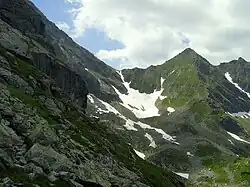 Świnicka Przełęcz ze szlaku na Kościelec, na prawo od niej Pośrednia Turnia