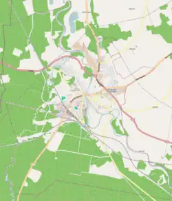Mapa konturowa Żagania, blisko centrum na dole znajduje się punkt z opisem „Parowóz Ok1-198”
