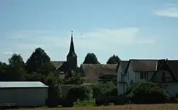 Widok na wieś z kościołem w tle