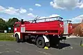 Wóz strażacki Jelcz P325 ustawiony przy muzeum (2020)