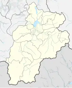 Mapa konturowa powiatu żywieckiego, blisko centrum u góry znajduje się punkt z opisem „Żywiec”