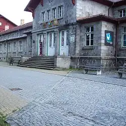 Granica przebiegająca przez ulicę i&nbsp;budynek dworca