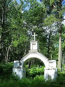 Neoklasycystyczna brama cmentarna z 2 poł. XIX w.