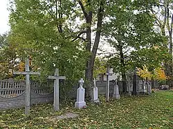 Przycerkiewne krzyże