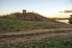 Kurhan na jeziorze Mniuta