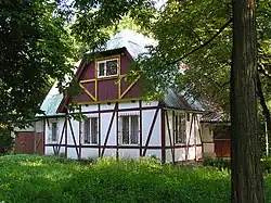 budynek mieszkalny przy dworze Olizara