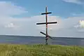 Drewniany krzyż na brzegu Zalewu Kijowskiego we Kozarowicach