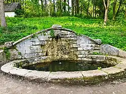 Źródło pitnej wody z płaskorzeźbą lwa