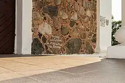 Fragment fasady ozdobionej techniką rodzynkową