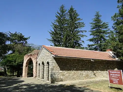 Oryginalny grobowiec jest przykryty współczesną konstrukcją (pierwszy plan, kamienna fasada)