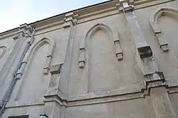 Podpory i szpiczaste łuki tworzą gotycką zabudowę