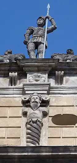 Figura rycerza z pierwotnie halabardą na attyce z czasów Jana Sobieskiego