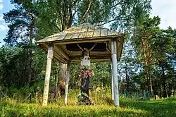 Drewniany krzyż na cmentarzu