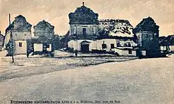 Ruiny ratusza miejskiego na pocz. XX w.