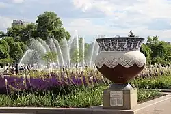 Mozaikowe donice na placu fontann