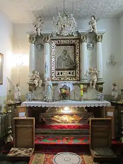 Ołtarz z relikwiami św. Justyna w kaplicy bocznej