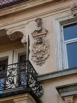 Вирізьблений герб родини Балів