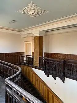 Дерев'яна галерея другого поверху