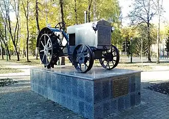 Pomnik licencyjnego ciągnika International Harvester 15/30