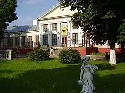 Fasada wschodnia z herbem Bawół Tyzenhauzów