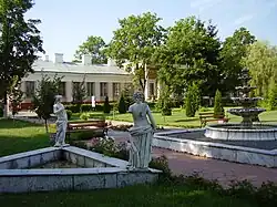 Fontanna w pałacowym parku