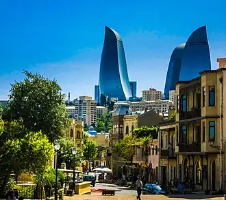 na tle starego miasta w Baku