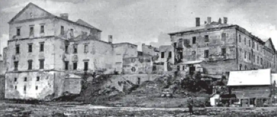 Zamek od strony stawu w 1919 r. po zniszczeniach wojennych. Po prawej stronie „Nowy zamek” z XIX w.