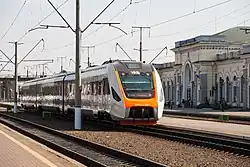 Pociąg spalinowy DPKr-3-001 w pobliżu dworca południowego