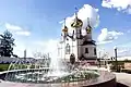 Fontanna, w tle cerkiew św. Nowomęczenników