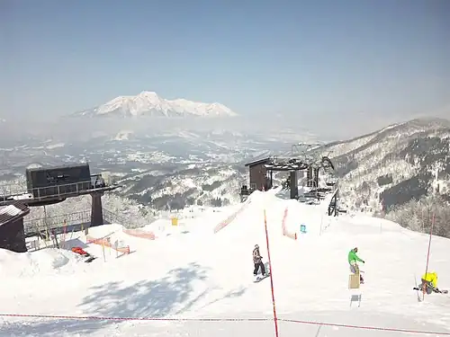Trasa zjazdowa Tangram, w głębi góra Myōkō (2454 m)