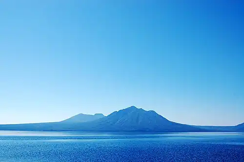 Widok z jeziora Shikotsu na Fuppushi (po prawej) Tarumae (po lewej)