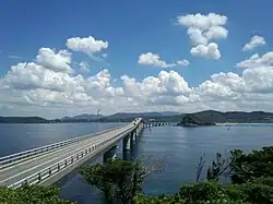 Most Tsuno-shima Ōhashi w Shimonoseki sfotografowany od strony wyspy w kierunku lądu