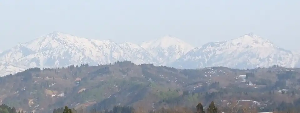 Góry Echigo widziane z autostrady Kan’etsu