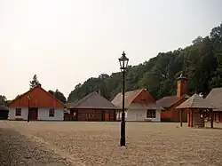 Pierzeja zachodnia; dom żydowski, zakład szewski i remiza strażacka