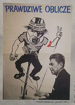 Ten plakat to propaganda komunistyczna z Polski z grudnia 1981 roku, czyli z okresu stanu wojennego. Przedstawia on karykaturalną postać „opozycjonisty” sterowanego przez prezydenta USA Ronalda Reagana jak marionetkę. Napis na górze głosi: „PRAWDZIWE OBLICZE”, sugerując, że rzekomo spontaniczna działalność opozycji (np. „Solidarności”) była w rzeczywistości sterowana z zagranicy – przez Stany Zjednoczone i Radio Wolna Europa. Plakat ma wzbudzać nieufność wobec opozycji, przedstawiając ją jako narzędzie w rękach obcych sił, nieautonomiczną i niepatriotyczną. Komunistyczna władza starała się w ten sposób usprawiedliwić wprowadzenie stanu wojennego, walczyć z poparciem dla opozycji i zneutralizować wpływy zachodnich mediów.