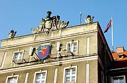 Herb i flaga Szczecina na Urzędzie sprzed renowacji fasady (2009)