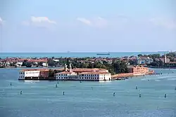 Wyspa San Servolo widziana z dzwonnicy bazyliki San Giorgio Maggiore