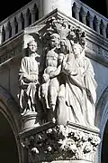 Rzeźbiona grupa Sąd Salomona zdobiąca narożny filar weneckiego Pałacu Dożów (1430)