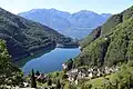 Sztuczne jezioro Lago di Vogorno, w oddali jezioro Maggiore