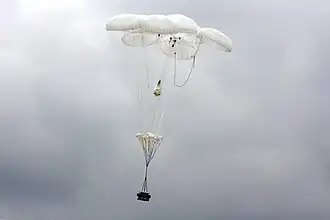Spadochron towarowy wieloczaszowy