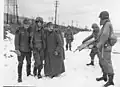 Amerykańscy żołnierze zatrzymujący Niemców podtrzymujących rannego kompana (4 luty 1945 roku)