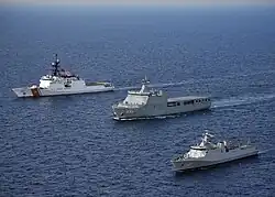 USCGC „Waesche” (WMSL 751) podczas wspólnych ćwiczeń z indonezyjskim okrętem desantowym „Banda Aceh” (BAC 593) i korwetą „Sultan Iskandar Muda” (SIM 367).