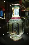 Glazurowana i emaliowana waza z okresu panowania cesarza Qianlonga (1736-1795)
