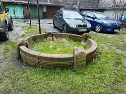 Zachowana cembrowina fontanny